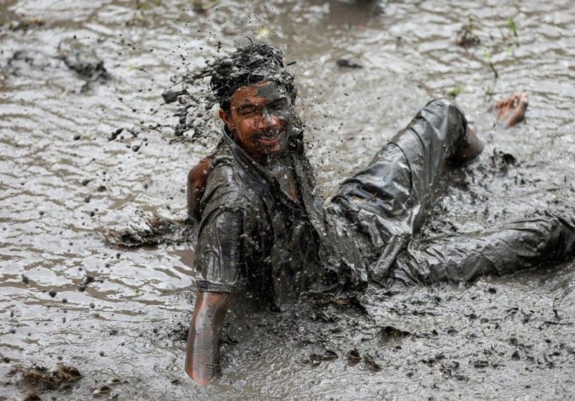 Nepal'de Ulusal Çeltik Günü kutlamaları: Birbirlerini çamura buladılar - Resim: 4