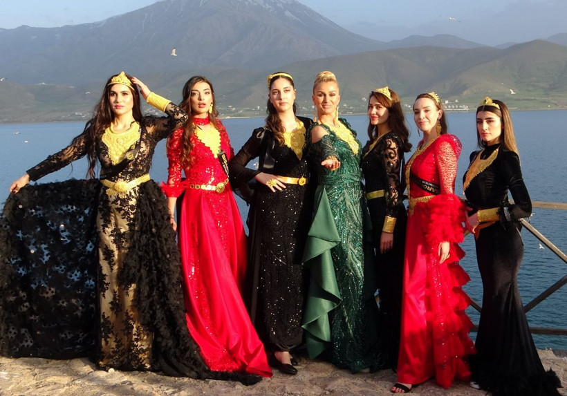 Ünlü mankenlerden Akdamar Adası'nda altın defilesi - Resim: 3