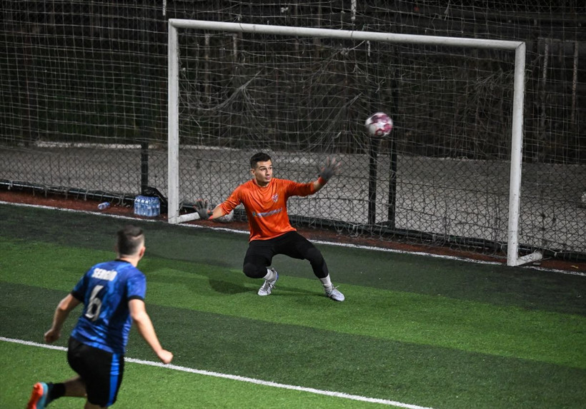 Kaleye geçecek oyuncusu olmayan takımların bekçiliğini yaparak para kazanıyor - Resim: 3