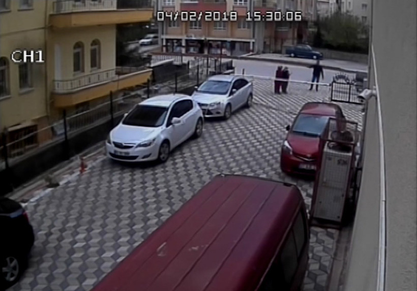 Eşini öldürüp kayınvalidesini yaralama anı kamerada - Resim: 1