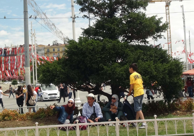 İstanbul 40 derece sıcaklığı gördü! Turistler Taksim Meydanı'nda bakın nasıl önlem aldı - Resim: 3