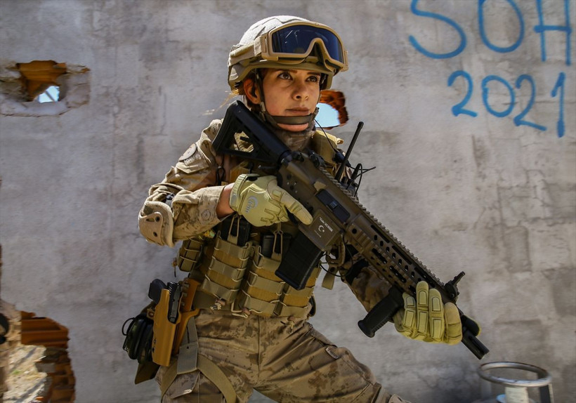 Türkiye'de ilk o oldu! Terör operasyonları için eğitim alan kadın astsubay göreve hazır - Resim: 2