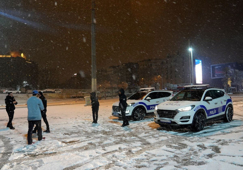 İstanbul Taksim'de polis ile vatandaşlar kar topu oynadı - Resim: 3