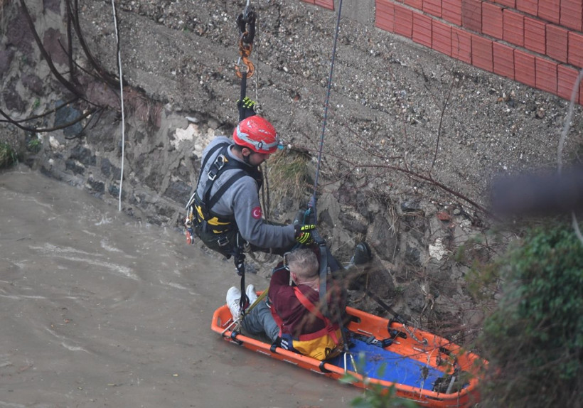 Sağanak İzmir'de fena vurdu! Su yükselince canını zor kutardı - Resim: 4