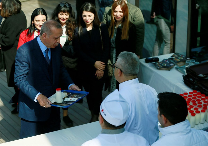 Erdoğan Atakule'de buluştuğu gençlerle program sonrası dürüm yedi - Resim: 2