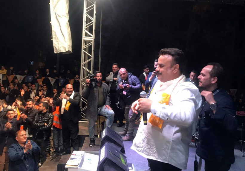 Bülent Serttaş sahne direğine tırmanıp türkü söyledi - Resim: 2