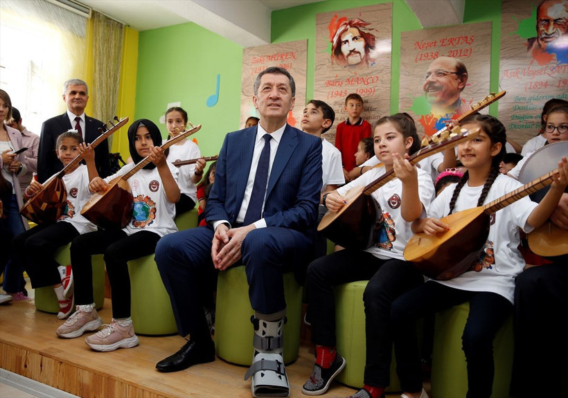 Milli Eğitim Bakanı Ziya Selçuk öğrencilerle oyun oynadı renkli anlar - Resim: 1