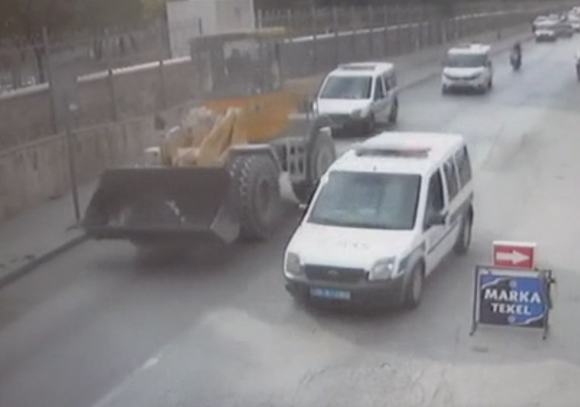 Denizli'de maaşını alamayan adam hem polisi hem de kepçeyi kaçırdı - Resim: 1