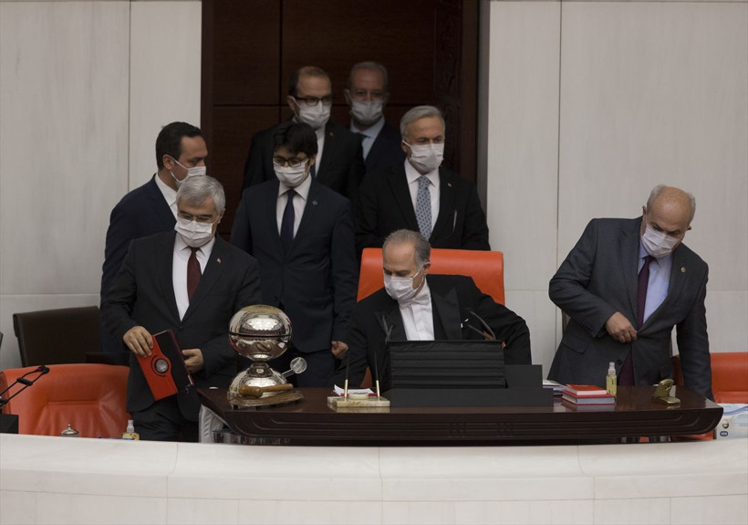 Af yasası TBMM'de vekiller maske taktı maske takmayana uyarı - Resim: 1