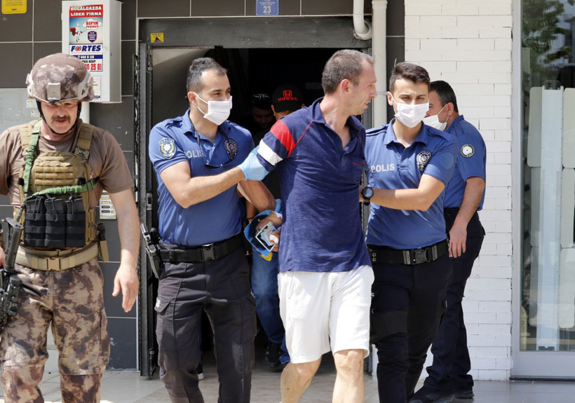 Antalya'da pencereden ne var ne yok attı Özel Harekat etkisiz hale getirdi - Resim: 4