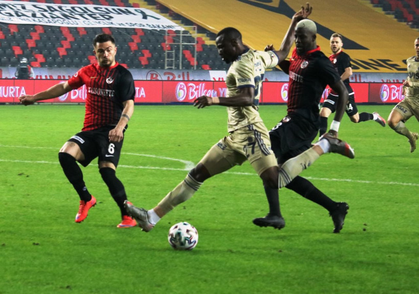 'Ali Koç ve Erol Bulut istifa' diyen Fenerbahçe taraftarı Aykut Kocaman'ı istiyor - Resim: 3