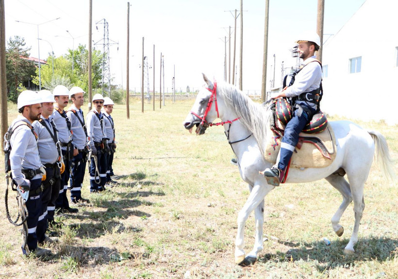 Erzurum'da elektrik teknikerlerine 'denge' eğitimi: 12 metre yüksekte voleybol oynuyorlar - Resim: 2