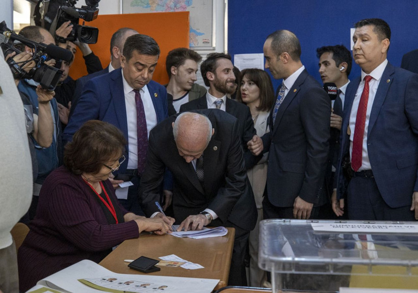 Devlet Bahçeli oy kullanırken arkasında olay hareket! Kemal Kılıçdaroğlu'nun 'kalp işareti'ni yaptı - Resim: 4