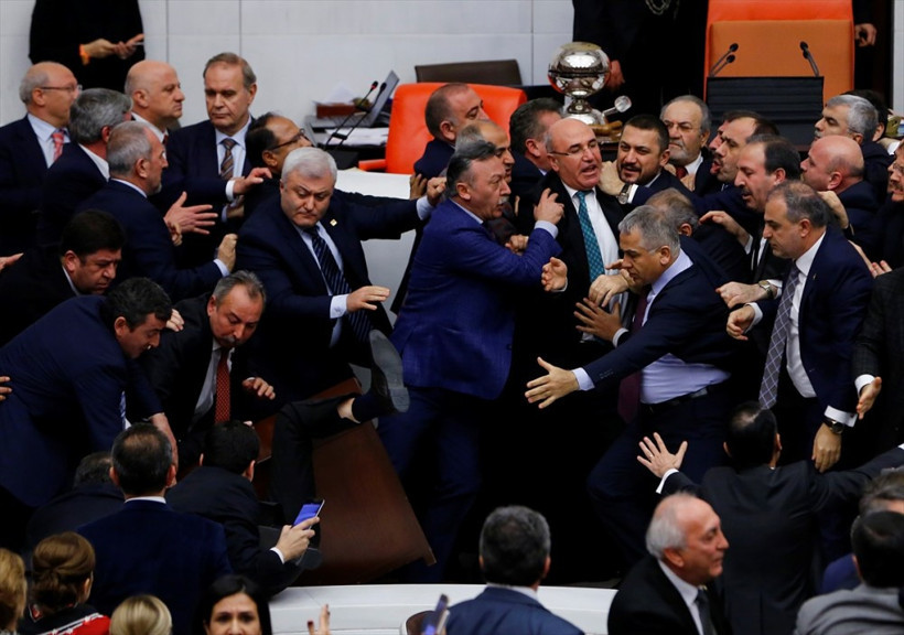 CHP akla hayale gelmeyeni yaptı! Bir vekilin ayağı ısırıldı ve... - Resim: 4