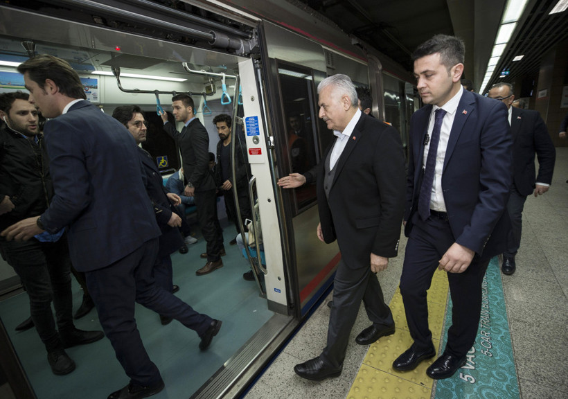 Binali Yıldırım Marmaray'la yolculuk etti vatandaşla dertleşti - Resim: 2