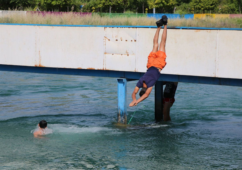 Polis gelene kadar ölüme atladılar! Adana'da sıcak fena vurdu - Resim: 2