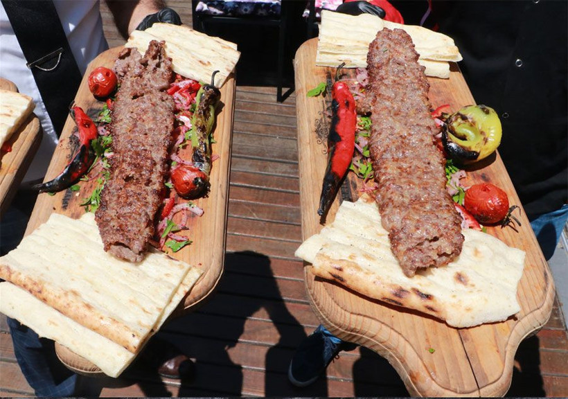 Adanalı kebapçılar 80 dereceyi bulan sıcakta keyifle çalışıyorlar - Resim: 2