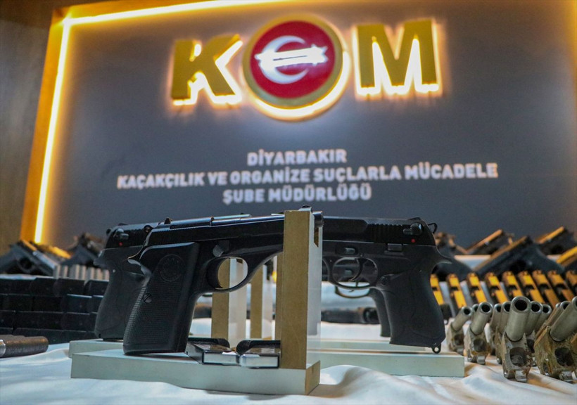 Oyuncak dükkanı gibi gözüken silah atölyesine polis baskını! İçeriden neler çıktı neler - Resim: 3