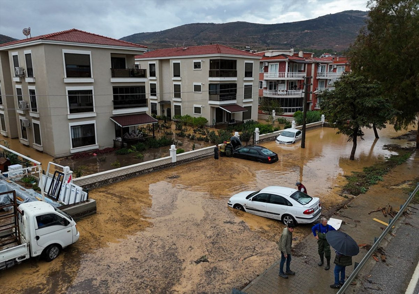 İzmir Foça'da sel felaketi yaşanıyor! Belediye Başkanı acil yardım istedi - Resim: 2
