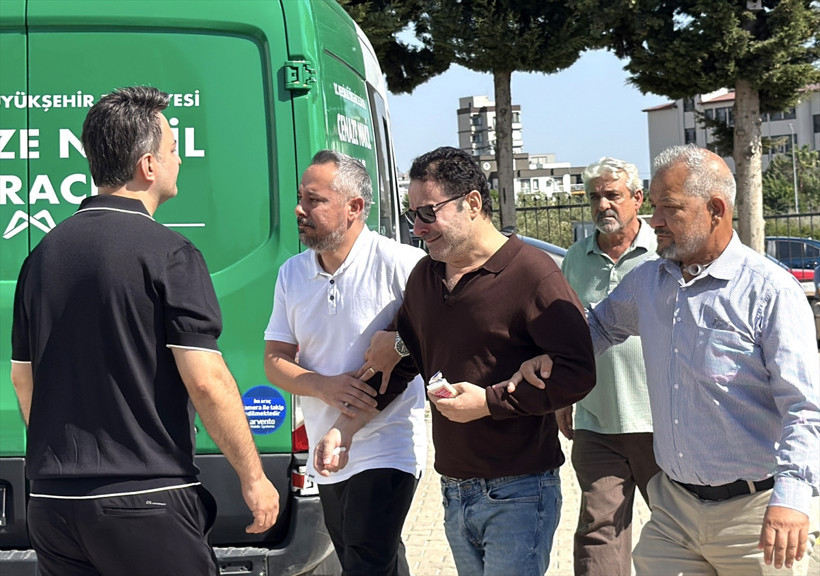 Atilla Taş kızı Sezen'in tabutuna sarılıp gözyaşlarına boğuldu! - Resim: 3