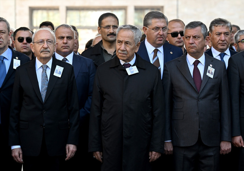 Özgür Özel ile Kemal Kılıçdaroğlu cenaze töreninde tokalaştı! O anlar böyle görüntülendi - Resim: 3