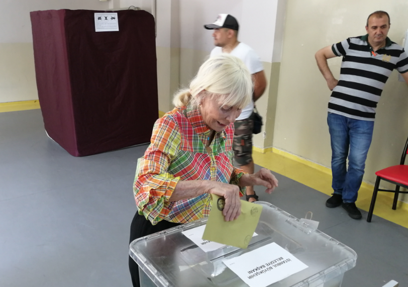 Yürümekte zorluk çekiyor! Cüneyt Arkın tekerlekli sandalyede oy kullanmaya gitti - Resim: 2