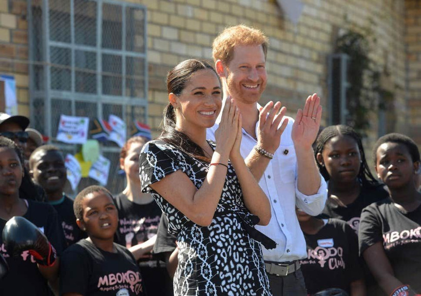Meghan Markle ve Prens Harry Afrika'ya gitti! Markle camiye girerken başörtüsü taktı - Resim: 1