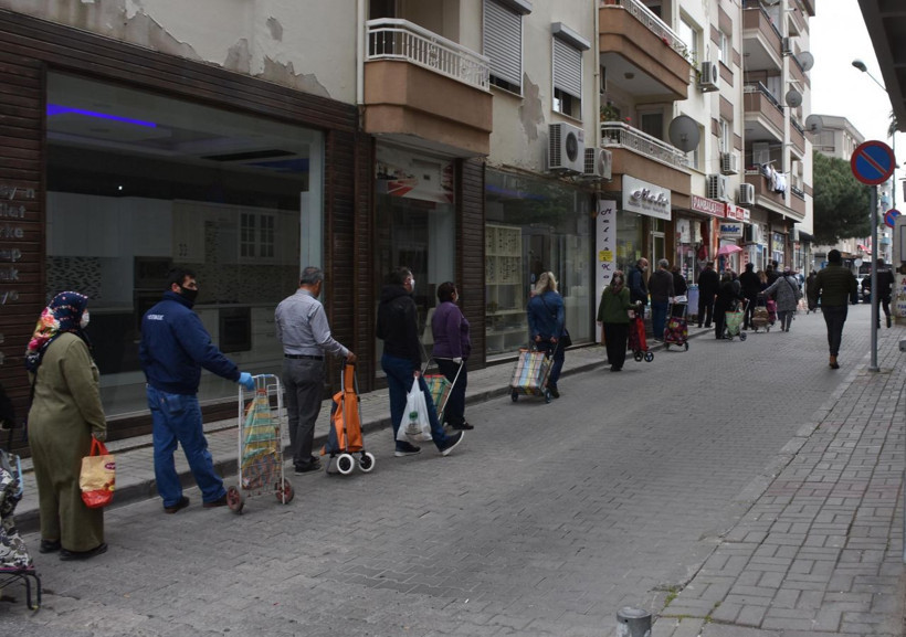 İzmir'de sokağa çıkma yasağı öncesi vatandaşlar pazara akın etti kuyruk oluştu - Resim: 4