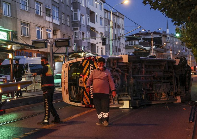 İstanbul Güngören'de servis aracı tramvay yoluna devrildi - Resim: 4