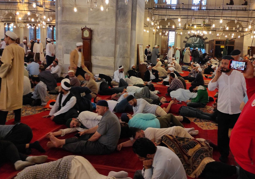 Mahmut Efendi'nin cenazesi inanılmaz! İsmailağa cemaati kadınları istemedi cenazede varisi açıklandı - Resim: 4