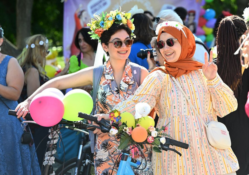 Başkentte kadınlar süslenip püslenip pedal bastı - Resim: 4