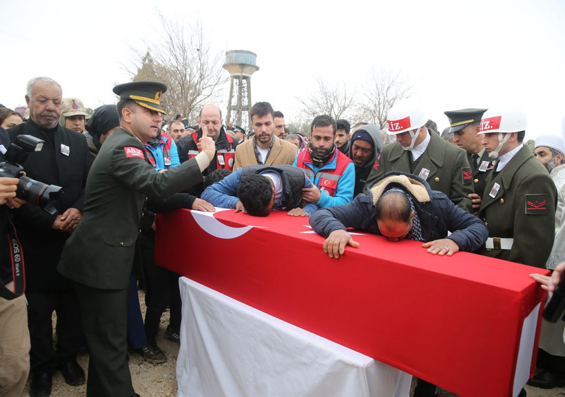 Türkiye şehitlerine ağlıyor! Şehitlerimiz son yolculuğuna uğurlandı - Resim: 4