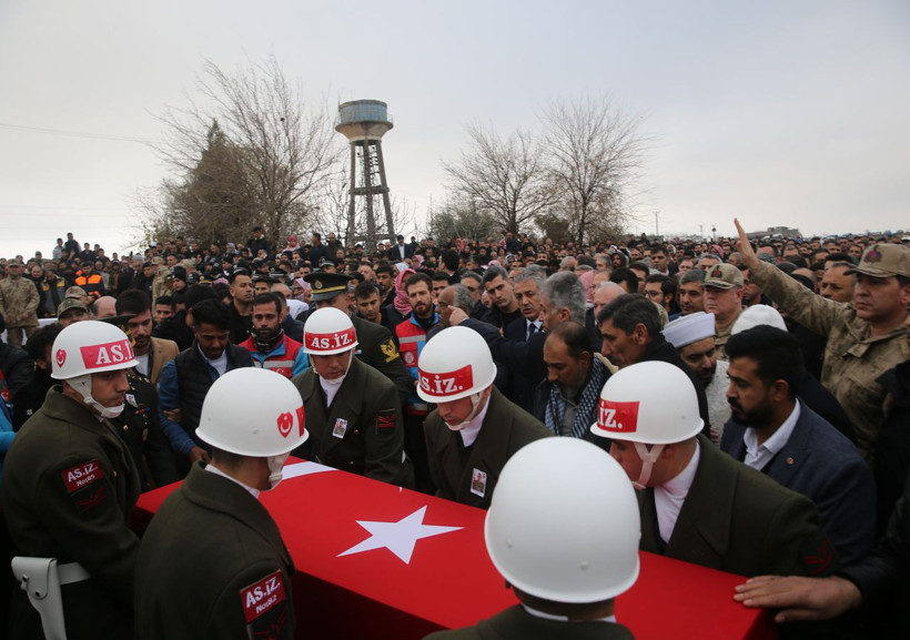 Türkiye şehitlerine ağlıyor! Şehitlerimiz son yolculuğuna uğurlandı - Resim: 3