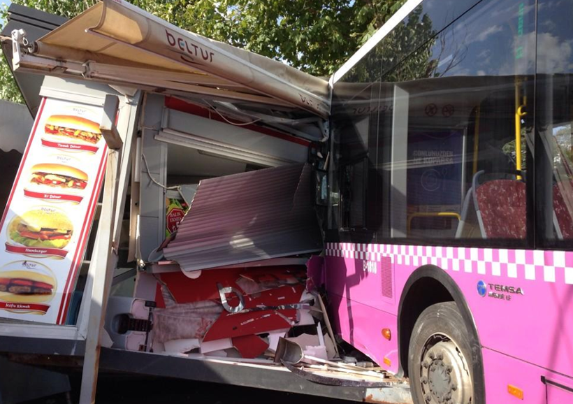 Kabataş'ta İETT otobüsü durağa daldı! - Resim: 2