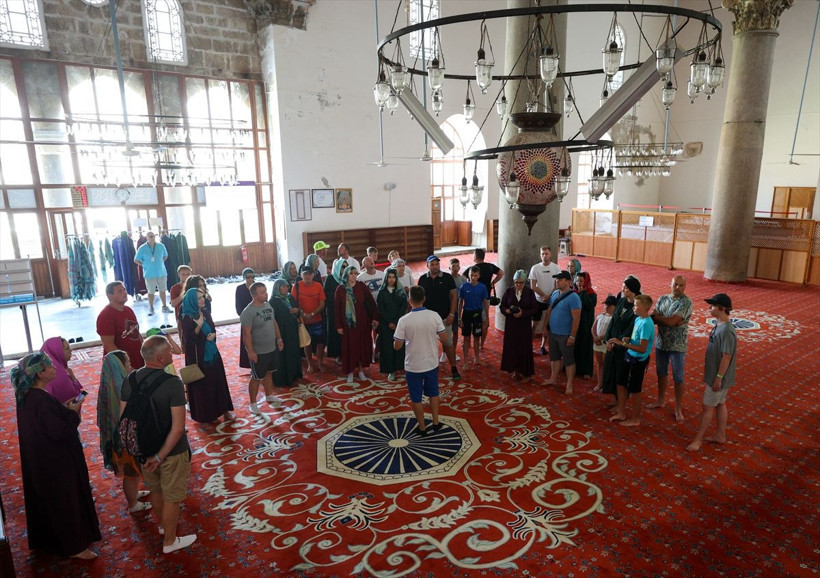 Camiye gelen turistlere 25 dilde hitap edip abdest almayı öğretiyor - Resim: 4