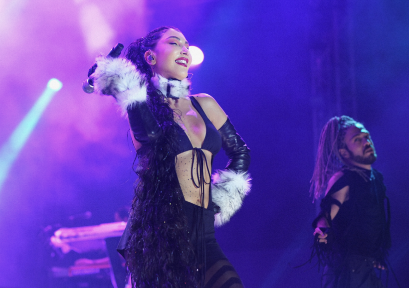 Hande Yener'in sahne tarzı olay! K&uuml;rkl&uuml; paylaşımına yorum yağdı... - Resim: 4