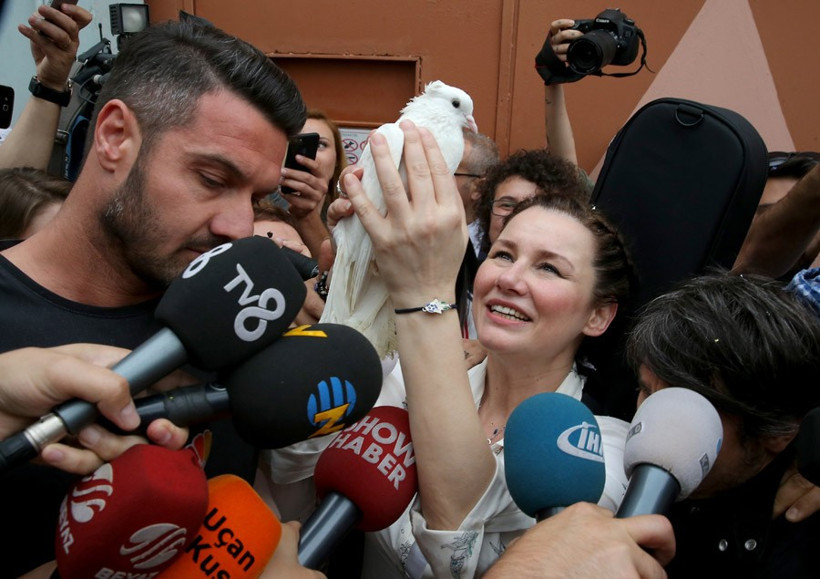 Deniz Seki'nin cezaevinden çıkış görüntüleri elinde ne vardı? - Resim: 2