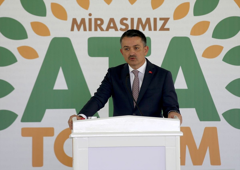 Emine Erdoğan "Ata Tohumu Projesi" tanıtım toplantısına katıldı sebzeleri kokladı - Resim: 1