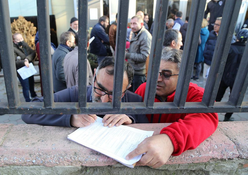 Milyonların EYT heyecanı! SGK binalarındaki son duruma bakın kuyruk aldı başını gitti - Resim: 1