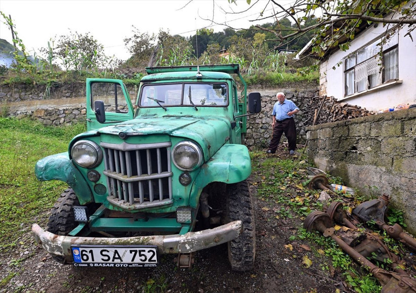 Trabzon'da 64 yıl önce satın aldığı arabaya gözü gibi bakıyor - Resim: 4