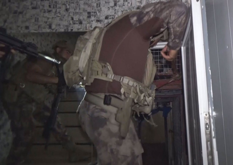 'Şirinler Çetesi' kafese kapatmıştı! Kafesten kurtarılan iki kişiden inanılmaz açıklama - Resim: 1