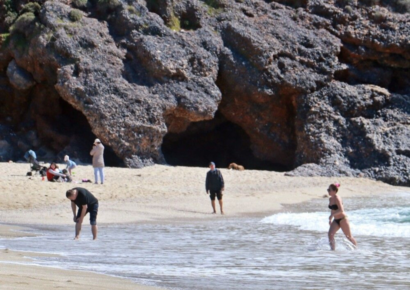 Sıcağı gören Ruslar ve Ukraynalılar akın etti! Antalya'da denizin keyfini çıkardılar: Altın arayan da var - Resim: 1