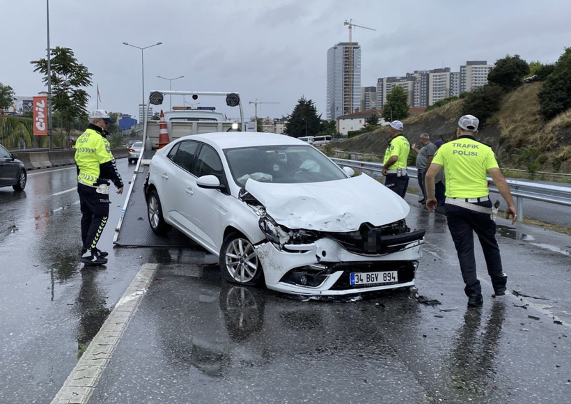 İstanbul'da yağış trafiği felç etti 10 araç birbirine girdi - Resim: 4