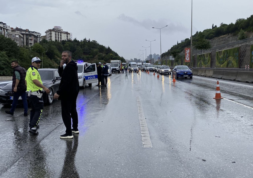 İstanbul'da yağış trafiği felç etti 10 araç birbirine girdi - Resim: 3
