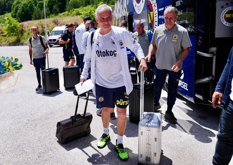 Jose Mourinho ve futbolcular çiçeklerle karşılandı! Sezonun ilk idmanı, Fenerbahçe kafilesi Düzce'de... - Resim: 4