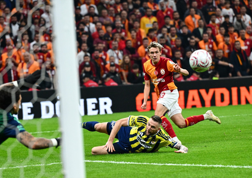 Galatasaray-Fenerbahçe derbisinde kartlar havada uçuştu! Kimler sarı kimler kırmızı kart gördü? - Resim: 7