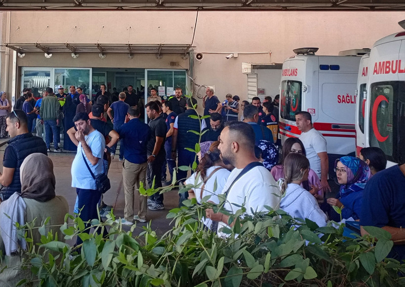 Manisa'da okul önünde silahlı saldırı! Yaralılar var, saldırgan yakalandı - Resim: 3