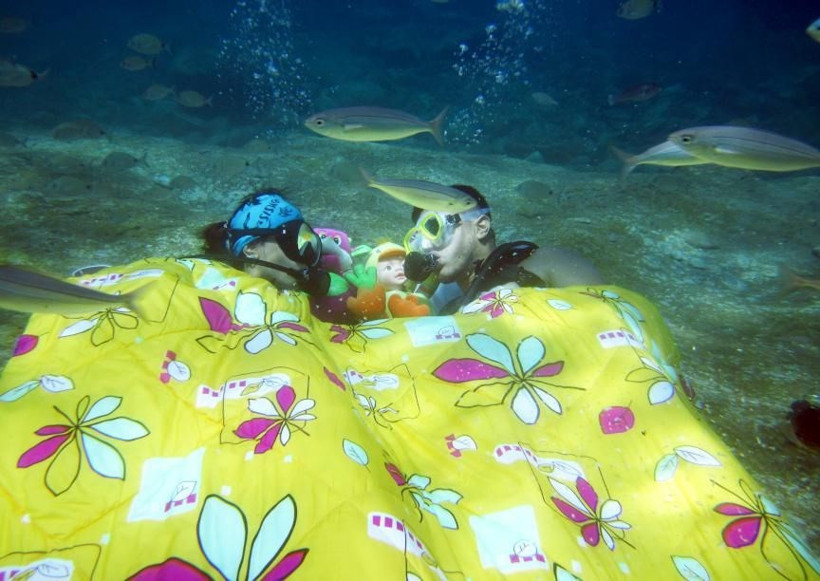 Denizin altında bisiklet sürüp tavla oynadılar - Resim: 1