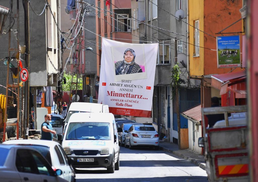 Beyoğlu sokakları şehit annelerinin fotoğraflarıyla donatıldı - Resim: 4