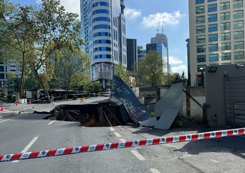 Maslak'ta yol çöktü! Eski Büyükdere Caddesi trafiğe kapatıldı - Resim: 1